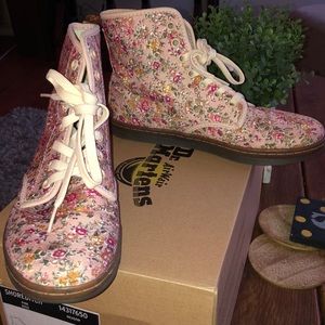 Dr. Martens floral shoreditch boots